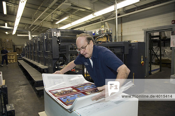 Ein Arbeiter Lädt In Der Goodwill Printing Druckerei Papier Auf Einer  Sechsfarbigen Heidelberg Speedmaster Offset-Druckmaschine Ab, Ferndale,  Michigan, Usa