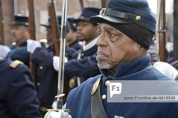 Männer in Uniformen des Amerikanischen Bürgerkriegs bei einer Zeremonie am African-American Civil War Memorial  Afro-Amerikanisches Bürgerkriegsdenkmal  Washington  DC  USA