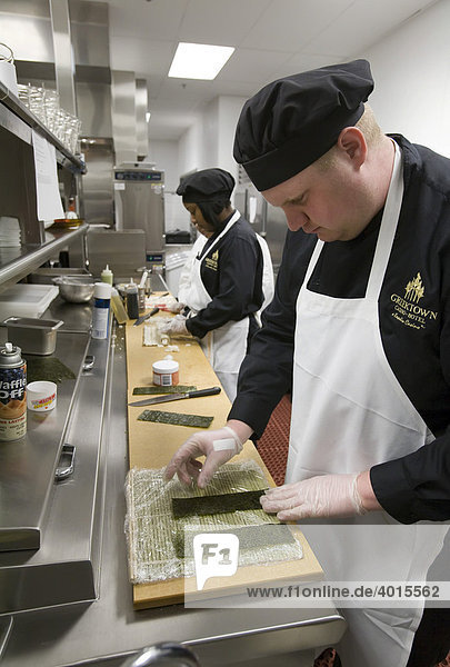 Ein Angestellter bereitet Sushi zu  Küche des Greektown Casino-Hotels  Detroit  Michigan  USA