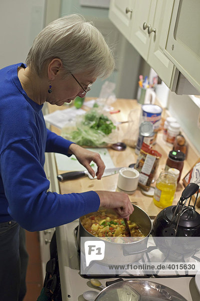 Susan Newell  60  kocht in ihrer Küche  Detroit  Michigan  USA