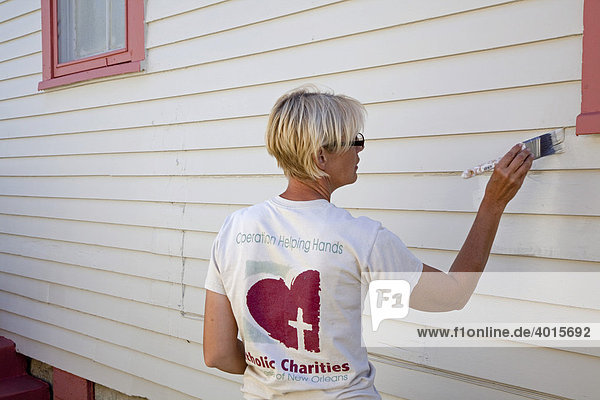 Freiwillige repariert ein Haus das vom Hurrikan Katrina beschädigt wurde  New Orleans  Louisiana  USA