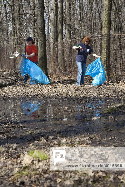 Freiwillige von der Wayne State Universität und der Cornerstone Gemeindeeinrichtung sammeln Müll im Balduck Park  Detroit  Michigan  USA