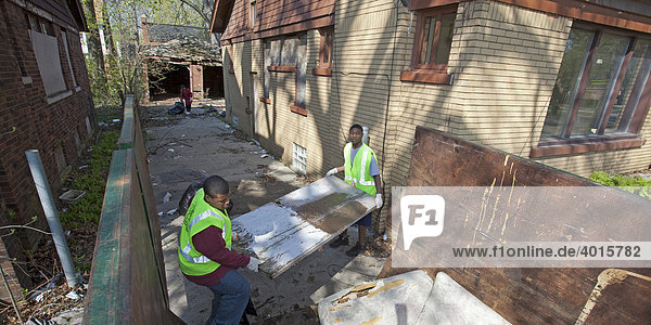 Freiwillige der Morningside Community Organisation entfernen den Müll aus leerstehenden Häusern in ihrer Gemeinde  Detroit  Michigan  USA