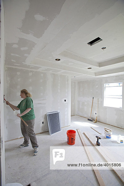 Alison Hendley  eine Freiwillige des Marin Interfaith Council in Kalifornien  repariert ein Haus das von Hurricane Katrina beschädigt wurde  Gretna  Louisiana  USA