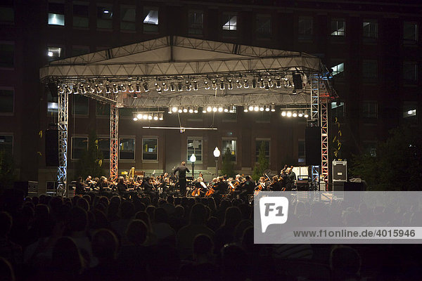 Das Detroit Symphony Orchestra führt ein Konzert im Freien auf  Detroit  Michigan  USA