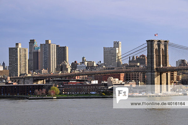 Brooklyn Bridge  dahinter das Hauptquartier der Wachtturm-Gesellschaft  Zeugen Jehovas  Brooklyn  New York City  USA