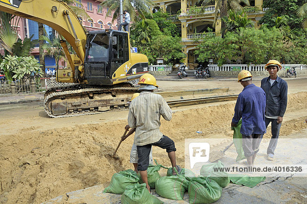 Entfernen von Spundwänden  Bauarbeiter auf einer Straßenbaustelle in Siem Reap  Kambodscha  Asien