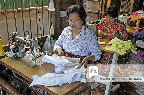 Schneiderin fertigt für amerikanische Textilindustrie  Siem Reap  Kambodscha  Asien