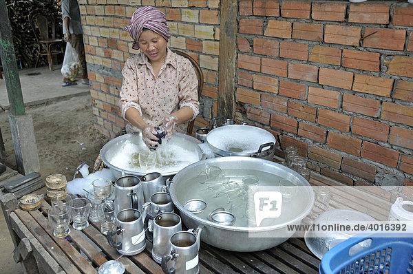 Küchenhilfe spült hinter einem Restaurant das Geschirr  Kambodscha  Asien