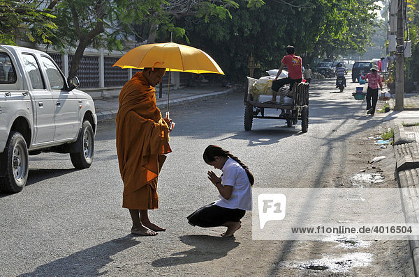 Verehrung eines Mönchs beim Almosen- oder Bettelgang Binhabad  Phnom Penh  Kambodscha  Asien