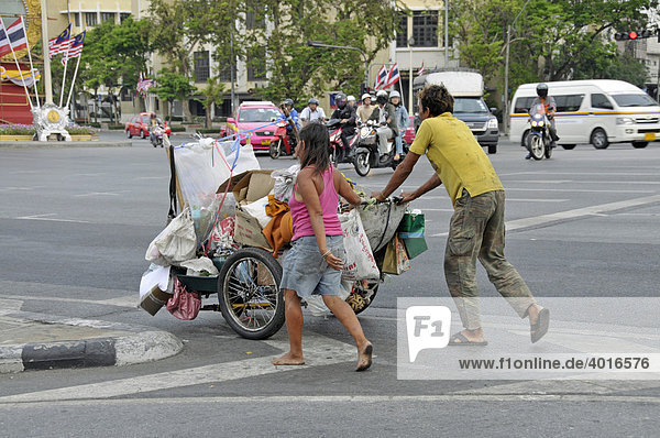 Müllsammler  der Abfall wird später nach Verwertbarem durchsucht  Bangkok  Thailand  Asien