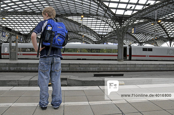 Ein neunjähriger Junge wartet auf seinen Zug  Hauptbahnhof in Köln  Nordrhein-Westfalen  Deutschland  Europa