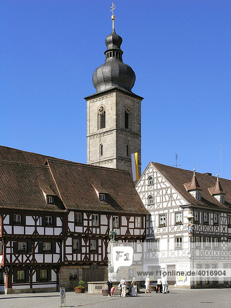 Rathausplatz mit Kirche St. Martin  Forchheim  Oberfranken  Bayern  Deutschland