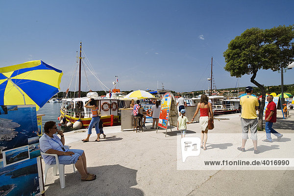 Hafen von Krk Stadt  Insel Krk  Istrien  Kroatien  Adria  Mittelmeer  Europa