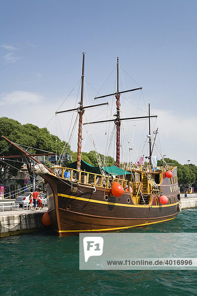 Kreuzfahrtschiff  Wikingerschiff  Touristenschiff  Hafen von Split  Dalmatien  Kroatien  Adria  Mittelmeer  Europa