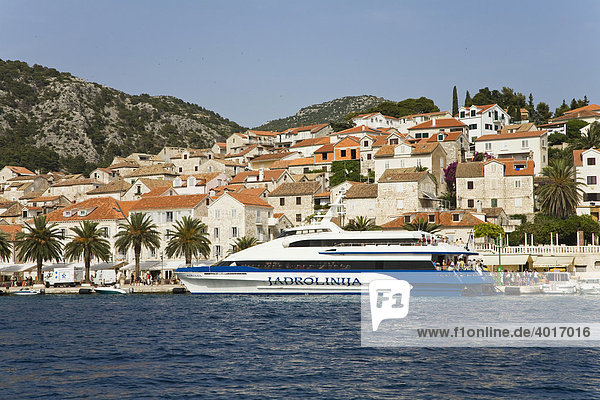 Stadtansicht von Hvar mit Fährschiff  Motoryacht  Insel Hvar  Adria  Dalmatien  Kroatien  Europa