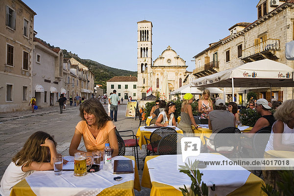 Restaurant auf dem Hauptplatz Trg Sveti Stjpana  Altstadt von Hvar  Insel Hvar  Dalmatien  Kroatien  Europa