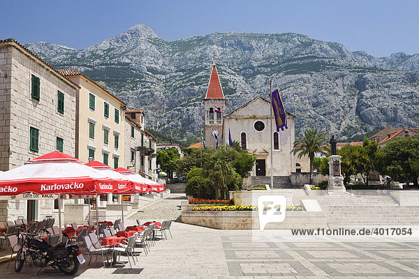 Kacicev trg mit Kirche Sveti Marco im Stadtzentrum von Makarska  Dalmatien  Kroatien  Mittelmeer  Europa