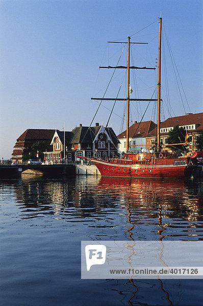 Harbour of Neustadt with its historic granary and schooner  Neustadt  Schleswig-Holstein  Germany  Europe