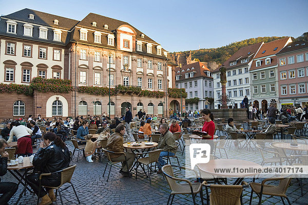 Cafe auf dem Marktplatz mit Rathaus  Altstadt  Heidelberg  Baden-Württemberg  Deutschland  Europa
