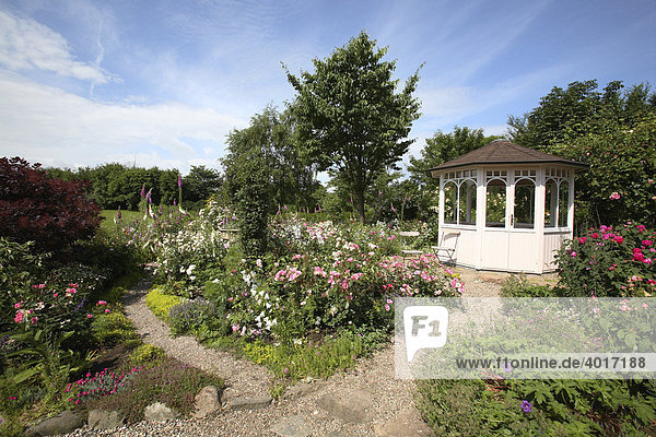 Teehaus im Garten von Sibylle Ehmann-Green in Dollerup  Schleswig-Holstein  Deutschland