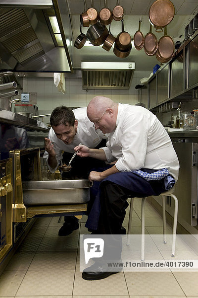 Sternekoch Dieter Koschina zwei Michelin Sterne mit seinem Assistenten Hotel Vila Joya Praia da GalÈ Albufeira Algarve Portugal Europa