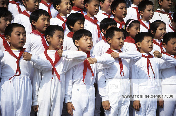 Schuljungen und Mädchen in Uniform haben sich zu einem Appell aufgestellt  Peking  V.R. China
