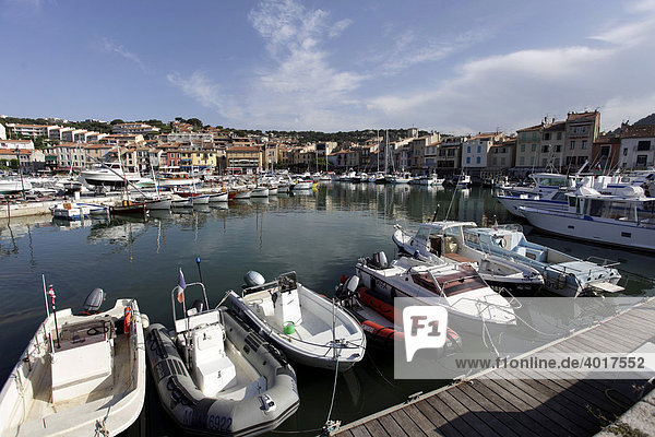 Hafen von Cassis mit Fischerbooten  Provence  Frankreich  Europa