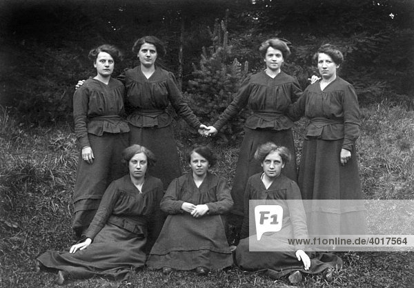 Sieben Freundinnen  historische Aufnahme  ca. 1930