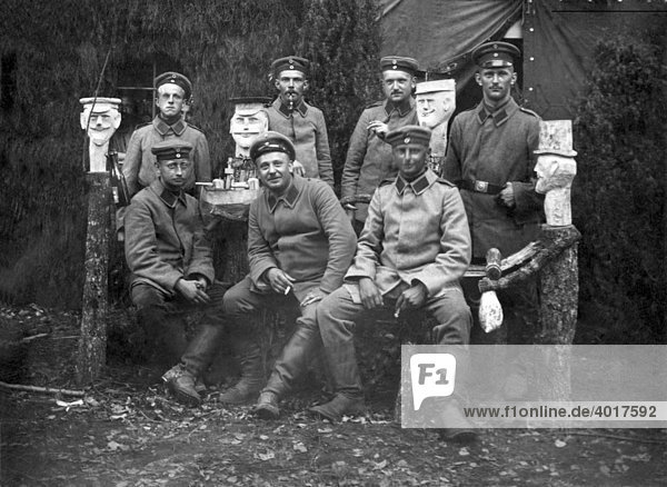 Soldaten mit geschnitzten Köpfen  historische Aufnahme  ca. 1915  Erster Weltkrieg