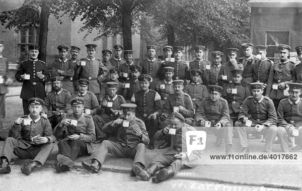 Soldaten trinken aus der Tasse historische Aufnahme ca. 1925