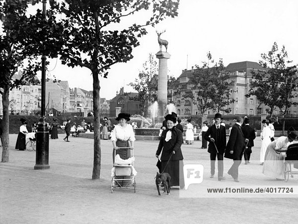Flanieren im Park beim Innsbrucker Platz  Berlin  Deutschland  historische Aufnahme  ca. 1905