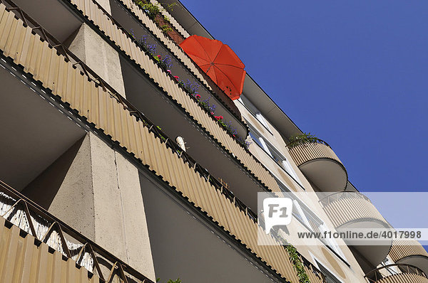 Betonfassade mit Balkonen und Sonnenschirm  München  Bayern  Deutschland  Europa