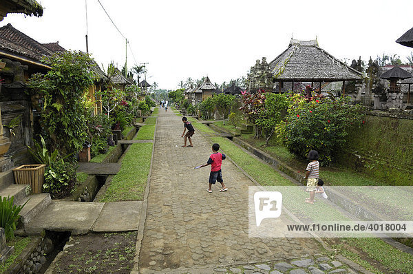 Traditionelles Dorf  Hauptstraße  Kinder  in Bangli  Bali  Indonesien