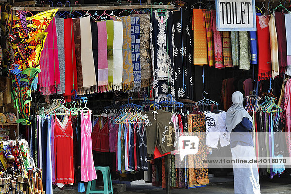 Nahe Bratan-See  Kleider und Schals auf dem Markt in Bedugul  Bali  Indonesien