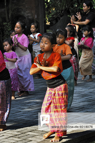 Girls practising a traditional dance in Puri Saren Palace  Ubud  Bali  Indonesia