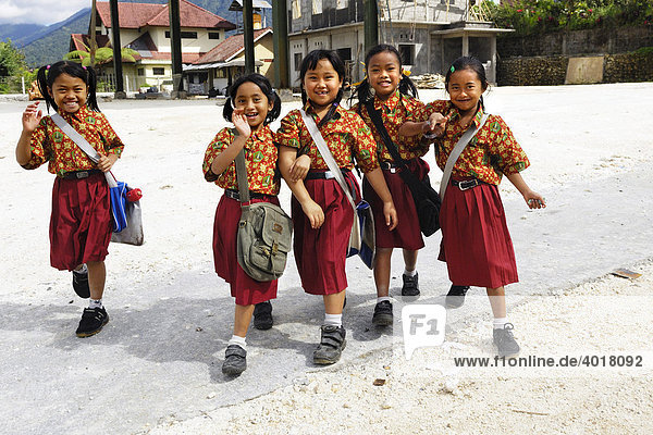 Schoolgirls near Bedugul  Bali  Indonesia
