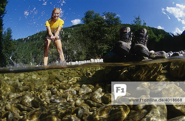 Frau  22  steht in einem Gebirgsbach und spielt mit dem Wasser  Nationalpark Kalkalpen  Oberösterreich  Österreich  Europa