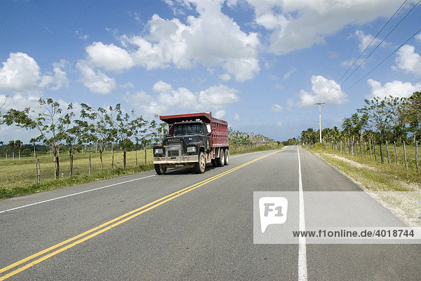 Befahrene Straße in der Dominkanischen Republik  Mittelamerika