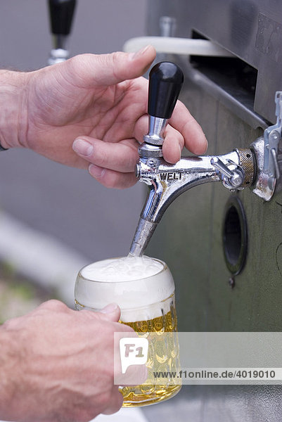 Bier zapfen  Reichraming  Oberösterreich  Österreich  Europa