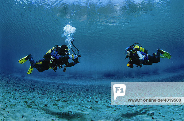 Zwei Taucher  ein Unterwasserfotograph mit seinem Model  Tragöss  Steiermark  Österreich  Europa