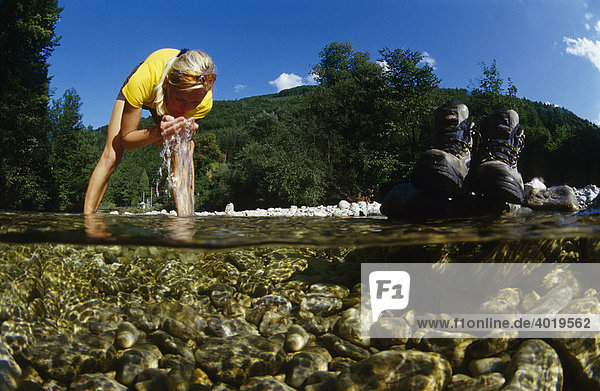 Frau  22  steht in einem Gebirgsbach und erfrischt sich  Nationalpark Kalkalpen  Oberösterreich  Österreich  Europa