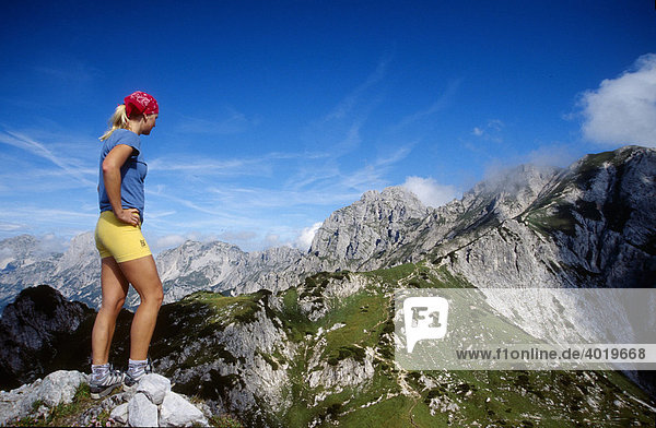 Frau steht am Gipfel des Berges Admonder Warte  Haller Mauern  Steiermark  Österreich  Europa