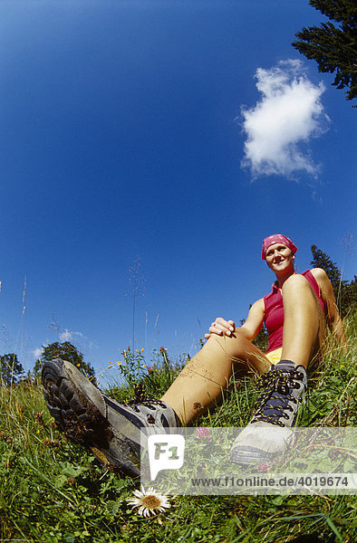 Frau  20 Jahre  macht eine Pause vom Wandern auf einer Almwiese  Nationalpark Kalkalpen  Oberösterreich  Österreich  Europa