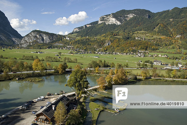 Herbststimmung am Schlossteich von Trautenfels  Steiermark  Österreich  Europa