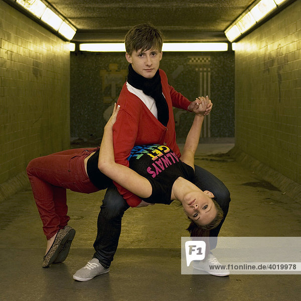 Zeitgenössische Tänzer posieren in einem U-Bahn Tunnel