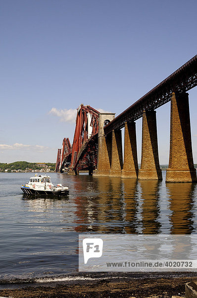 Forth Rail Bridge über den Firth of Forth Fjord bei Edinburgh  Schottland  Großbritannien  Europa