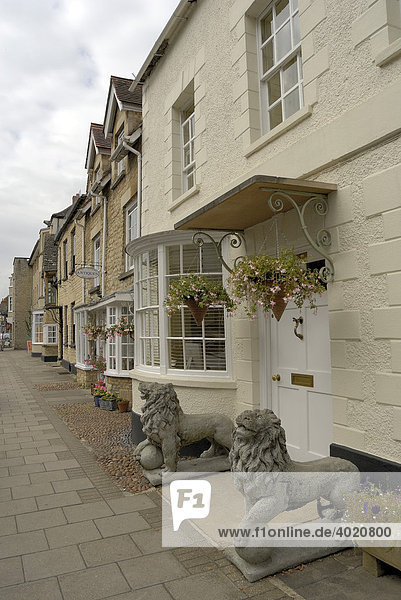 Typisch englische Häuserzeile  Eingang mit Steinlöwen  Südengland  England  Vereinigtes Königreich  Europa