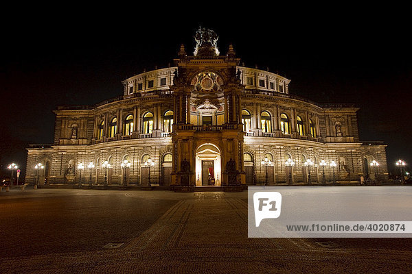 Semper Oper bei Nacht  Dresden  Sachsen  Deutschland  Europa