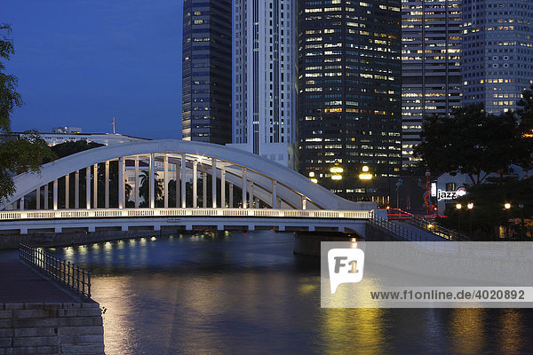 Elgin Bridge mit Finanzzentrum Singapur  Singapore  Asien